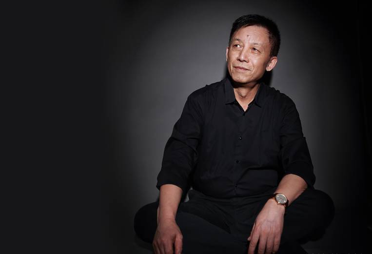 副教授易中天为何离开武汉大学？他接受采访说：武汉天气不好