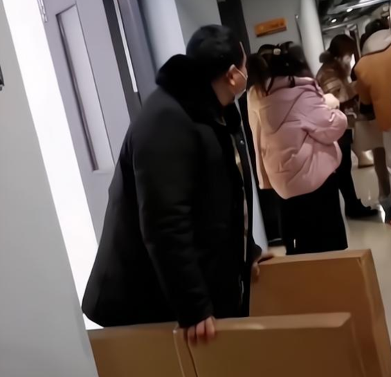 江苏某高校宿舍遭“强征”？学生物品被搬离，网友：学生怎么办