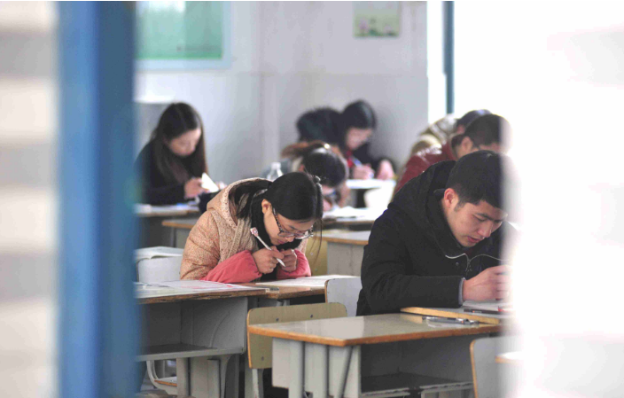 大学生专业不同，适合考取的公务员也差别明显，大学生要有数