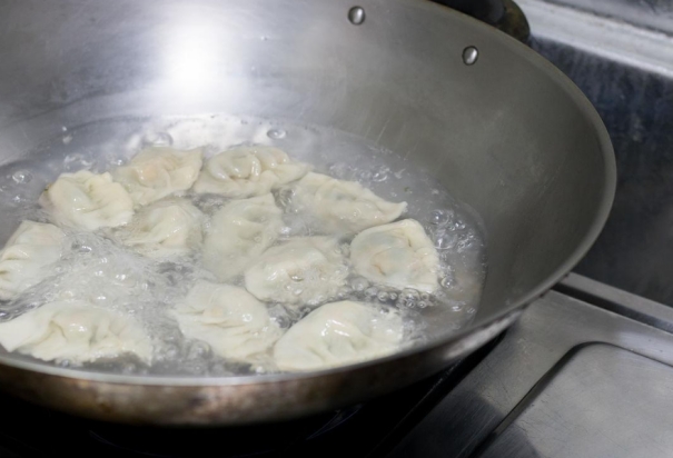 煮饺子-冷冻水饺的正确方法煮法（冷冻水饺的正确方法煮法时间）