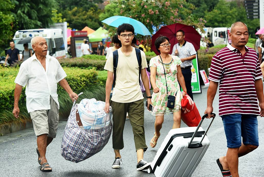 大学新生开学在即,学长"跪求"大家手下留情,别什么都往学校带