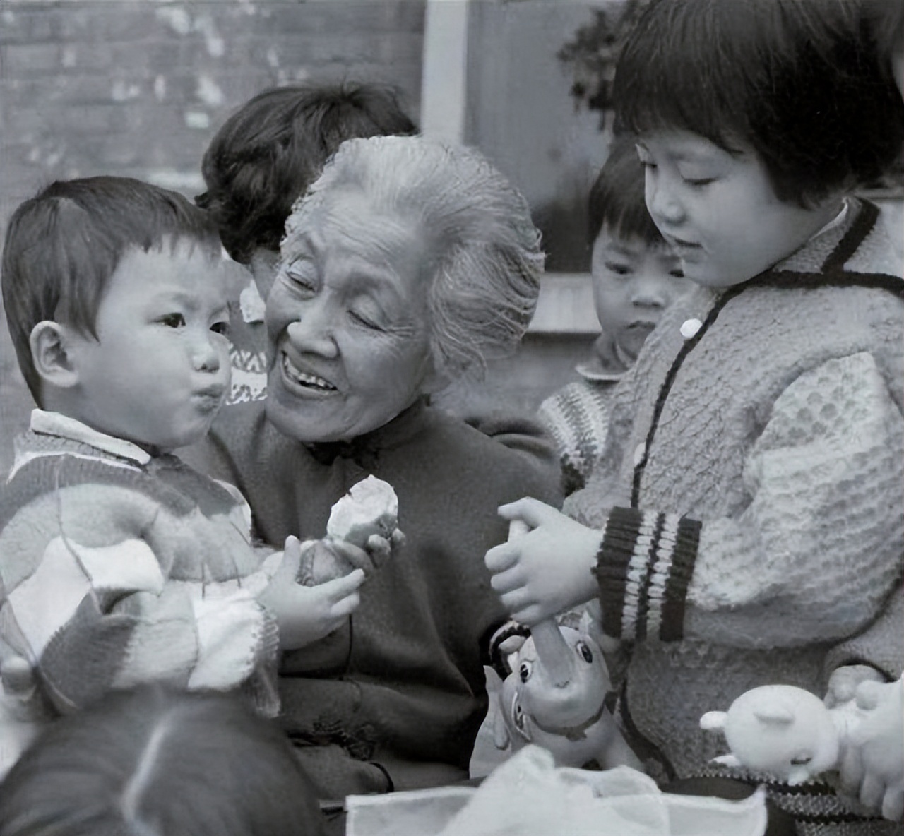 她被誉为万婴之母，接生袁隆平等五万名婴儿，自己却没结婚没孩子