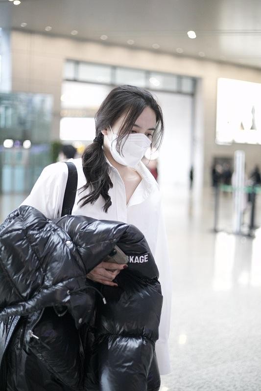 穿白色的衬衫是有讲究的，学宋佳这么搭配，清爽减龄招人喜欢