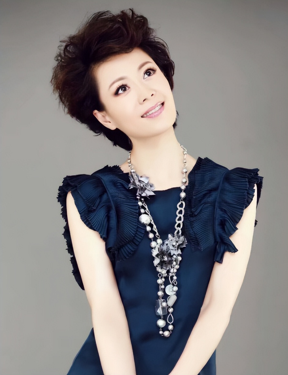 49岁央视女主持李文静,戴假发10多年,坚持与老公成为丁克一族