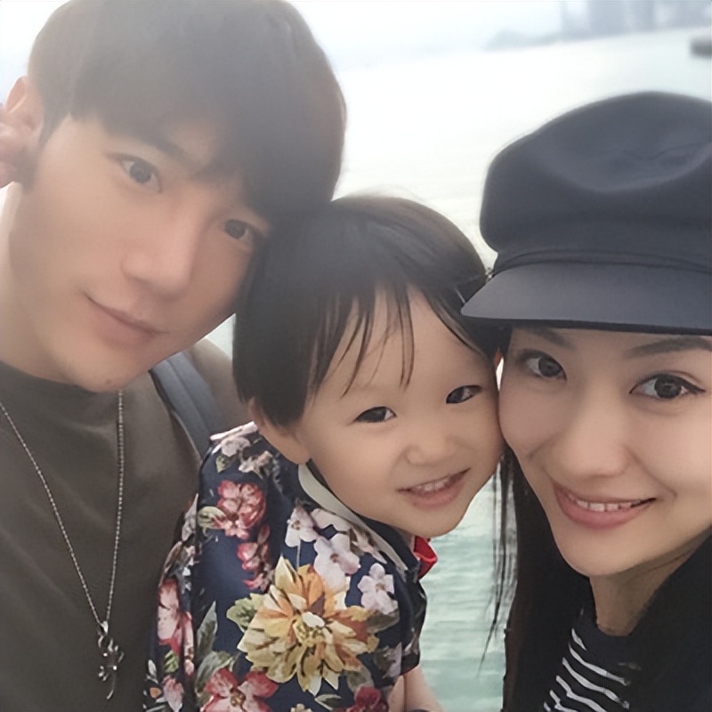 婚后白冰生下了一个很可爱的女儿取名为一一,二人世界变成了三口之家