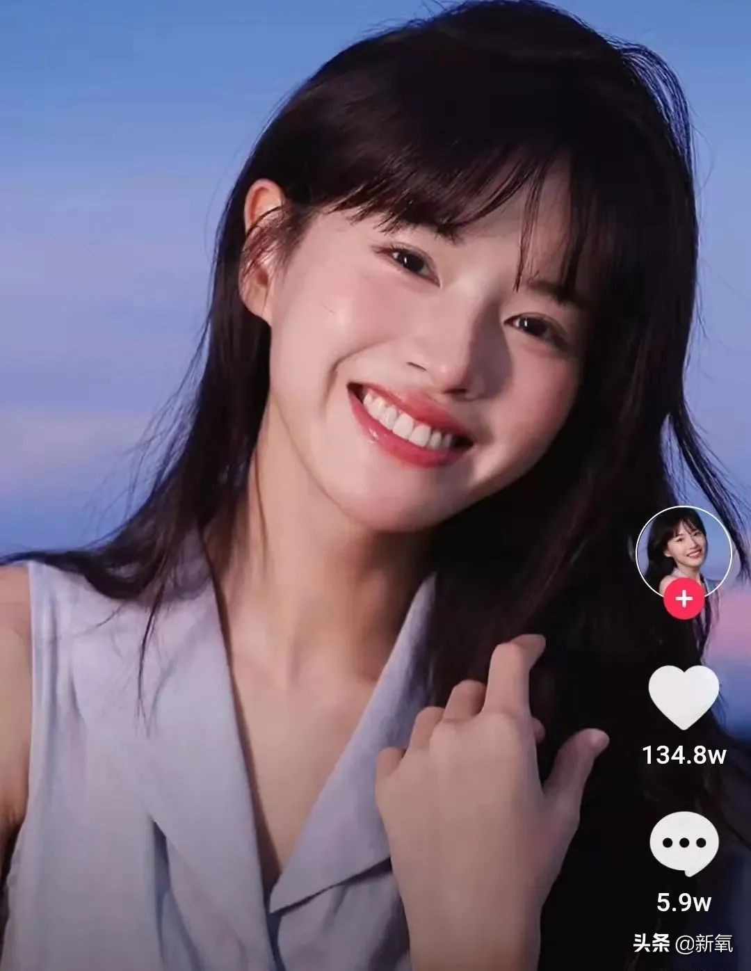网红圈也出了个淡颜系美女！旧天台随便一拍她就火了？