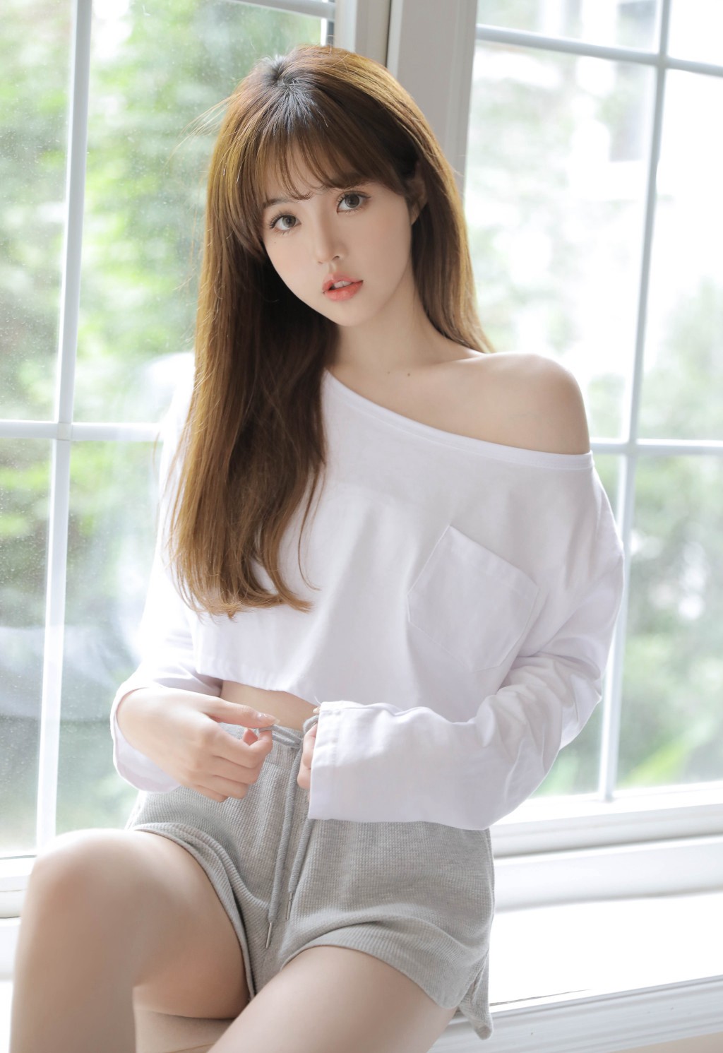 着装清凉清爽的漂亮甜美可爱美女居家悠闲迷人写真图片