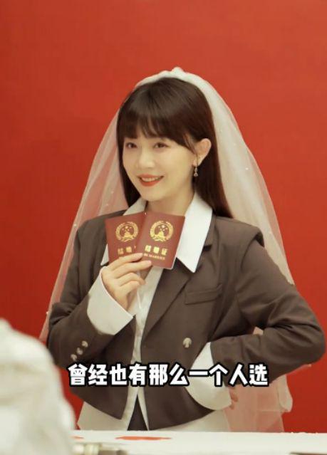 毛琳也让自己体面地"嫁了一次",独自一人去试婚纱,独自一人去拍婚纱照