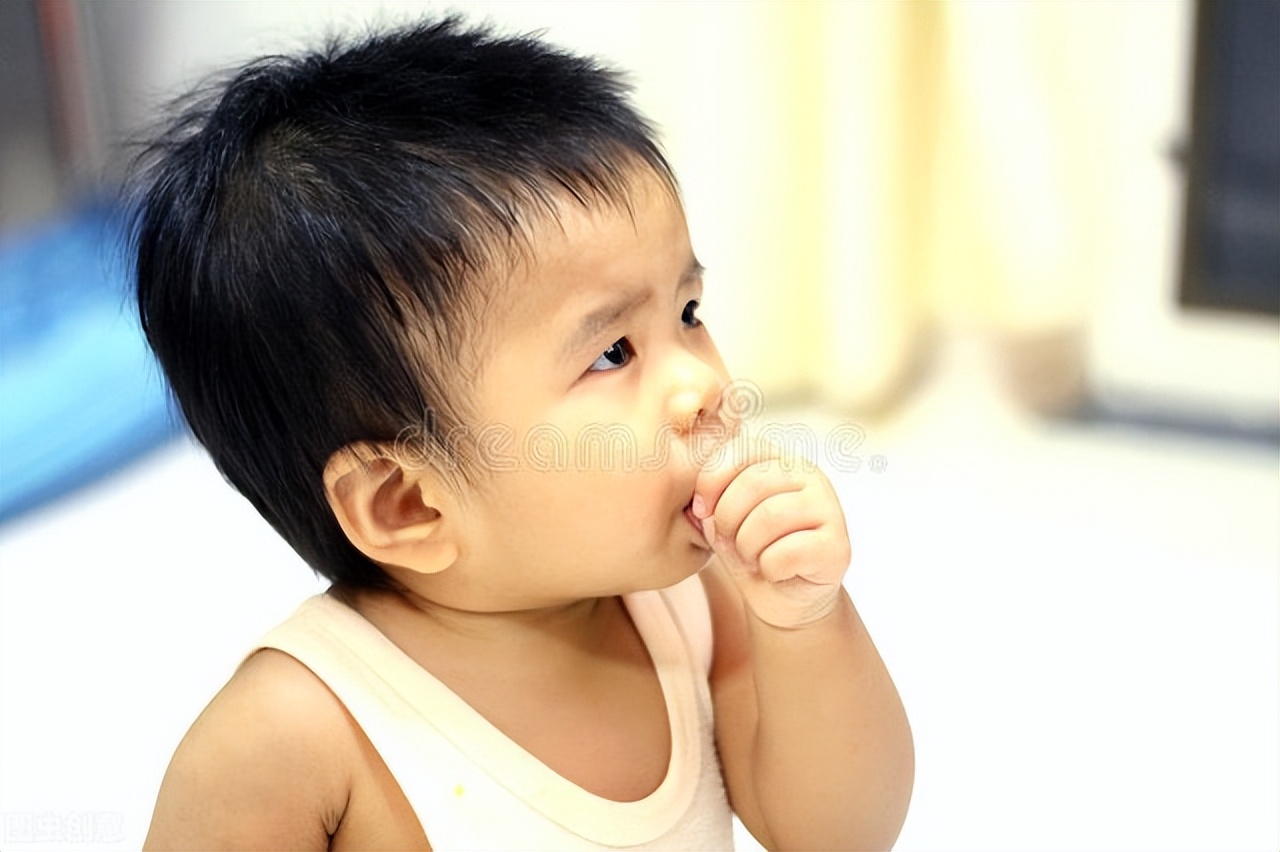 亚洲女婴吮玩具块入嘴 库存图片. 图片 包括有 甜甜, 查出, 婴孩, 喜悦, 子项, 胖子, 愉快, 进入 - 40942373