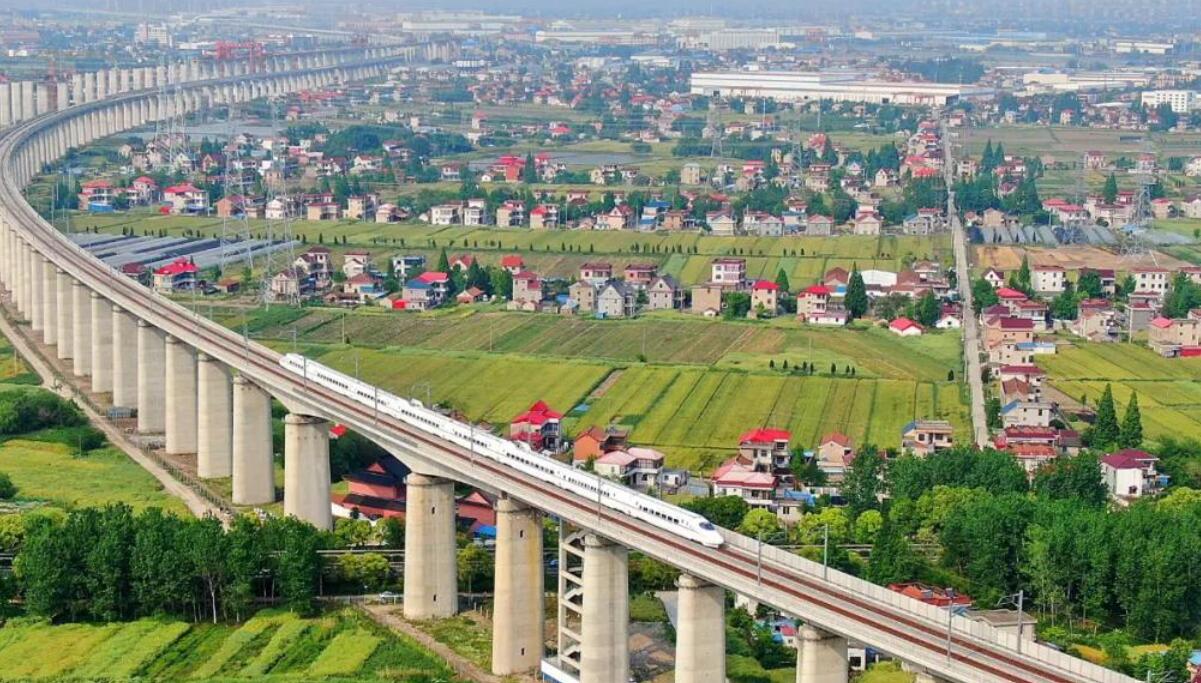 铁路虽然走向是绕着上海城市边缘,却能带来两座大型火车站 – 无锡