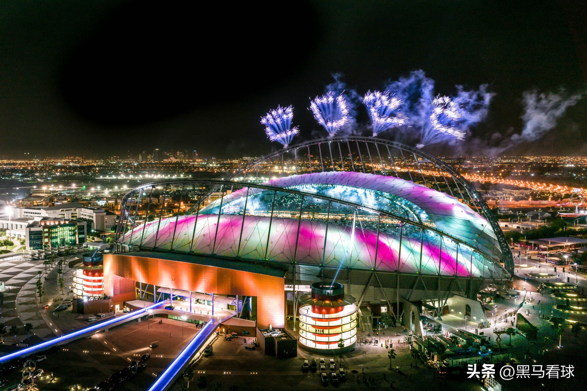 2022世界杯决赛场馆(2022世界杯首队亮相多哈球场 全新装备令人惊叹)