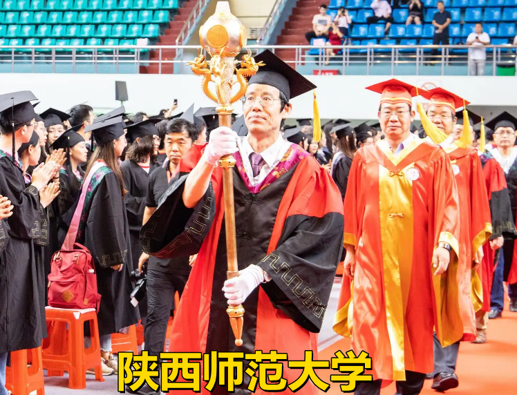 毕业典礼上的“神秘力量”，各高校请出学术权杖，网友看后羡慕了