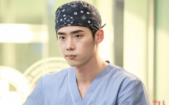 拥有韩剧半壁江山的李钟硕，微微一笑吸引万千少女