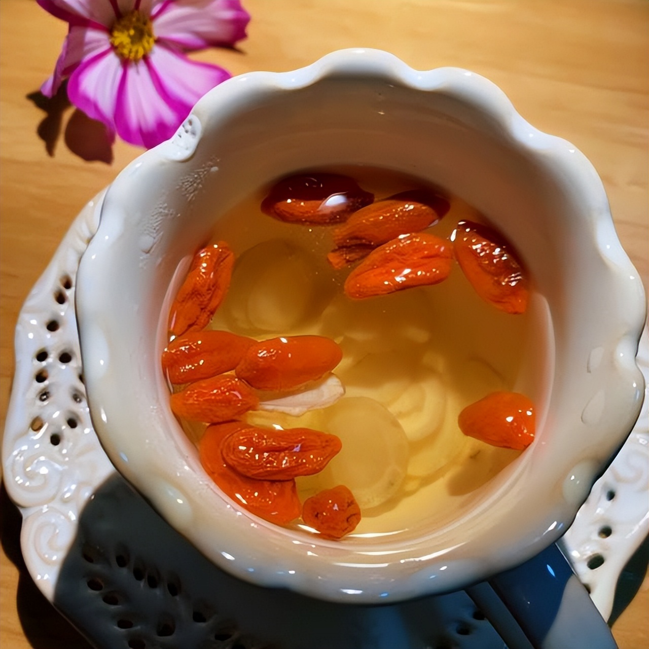 1,西洋参 枸杞西洋参与枸杞泡水喝具有补血补气,滋阴润肺,健脾和胃的