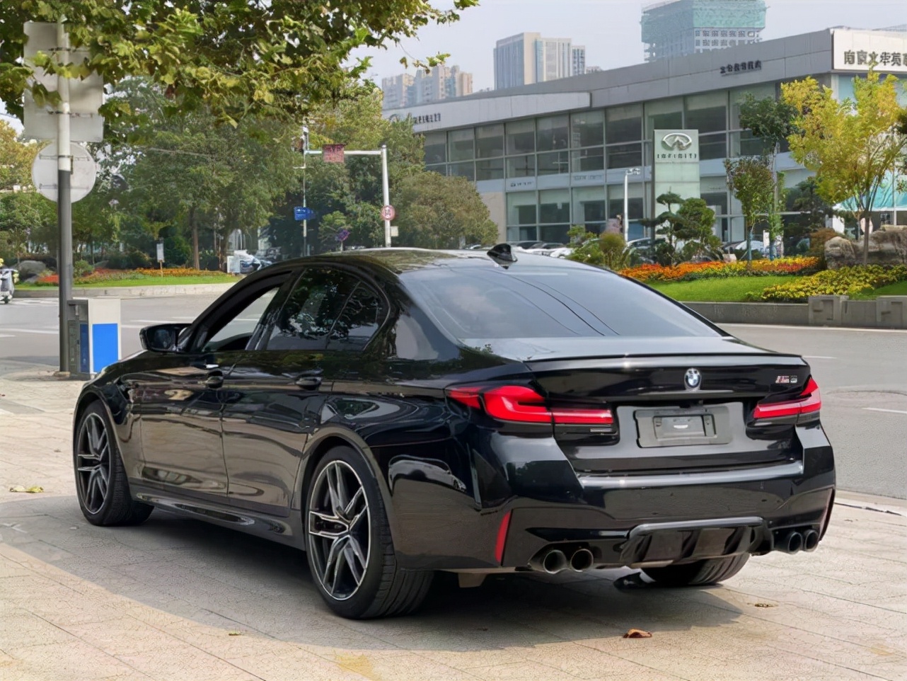 宝马m5定位为中大型轿跑,车长近5米,车宽超1.9米,高度超1.