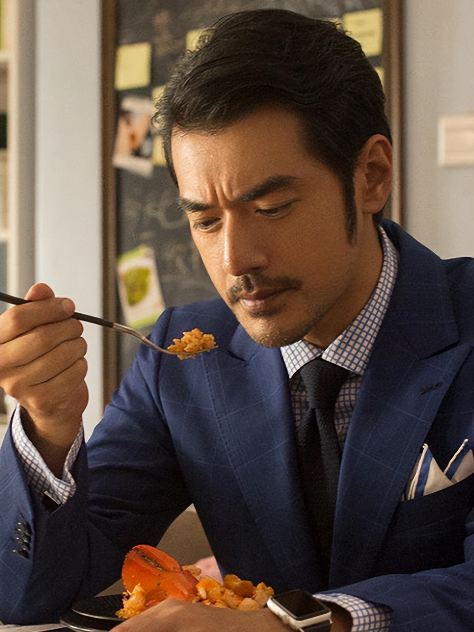 金城武48岁帅气不减，过普通人生活，蓄满胡子拍摄杂志惊呆粉丝