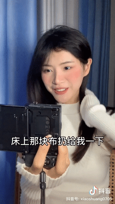 网红圈也出了个淡颜系美女！旧天台随便一拍她就火了？