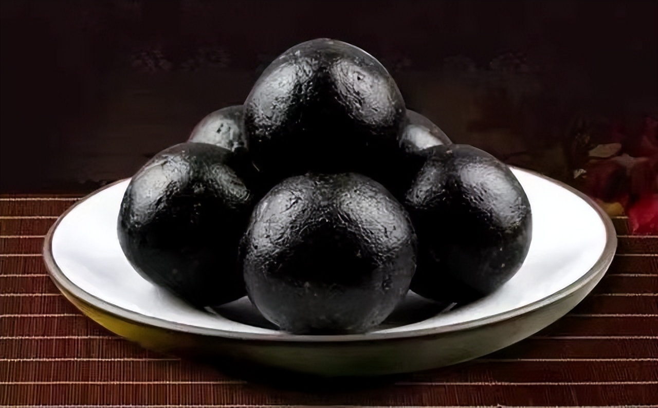 60年代，江苏出土父女合葬古墓，意外发现900枚分装红色“仙丹”