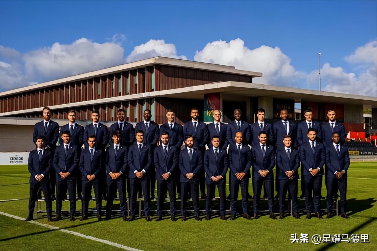 葡萄牙2018世界杯西装（男模队！葡萄牙晒世界杯全家福，26将穿西装出镜，C罗低调未站C位）-华海博客