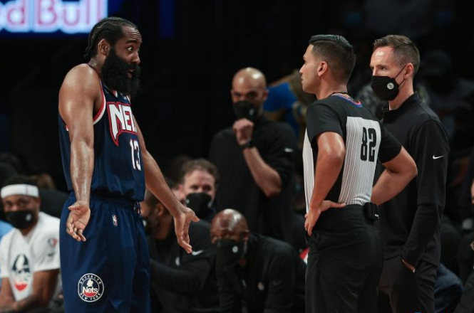 nba为什么没人敢打裁判(NBA大争议！篮网获利裁判成盲人，对面集体开喷比勇不出界还离谱)