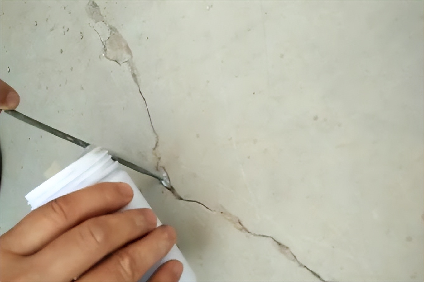 墙体出现裂缝，先不要着急！这4种情况，有不同的解决办法