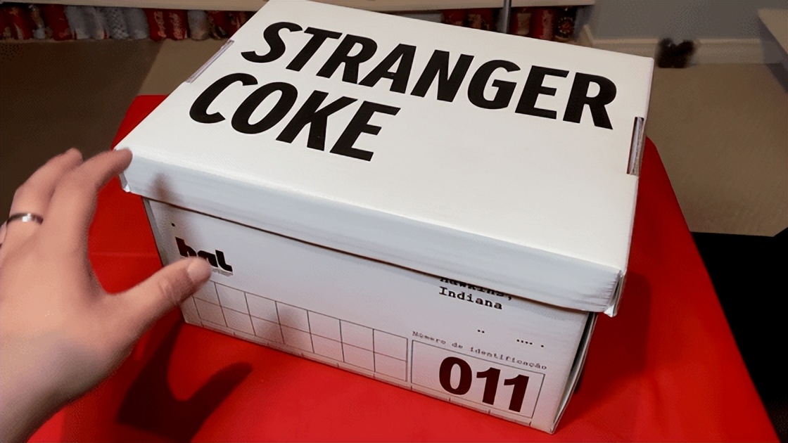 可口可乐纪念罐收藏(世界纪录—他有11308个不同的可口可乐罐)