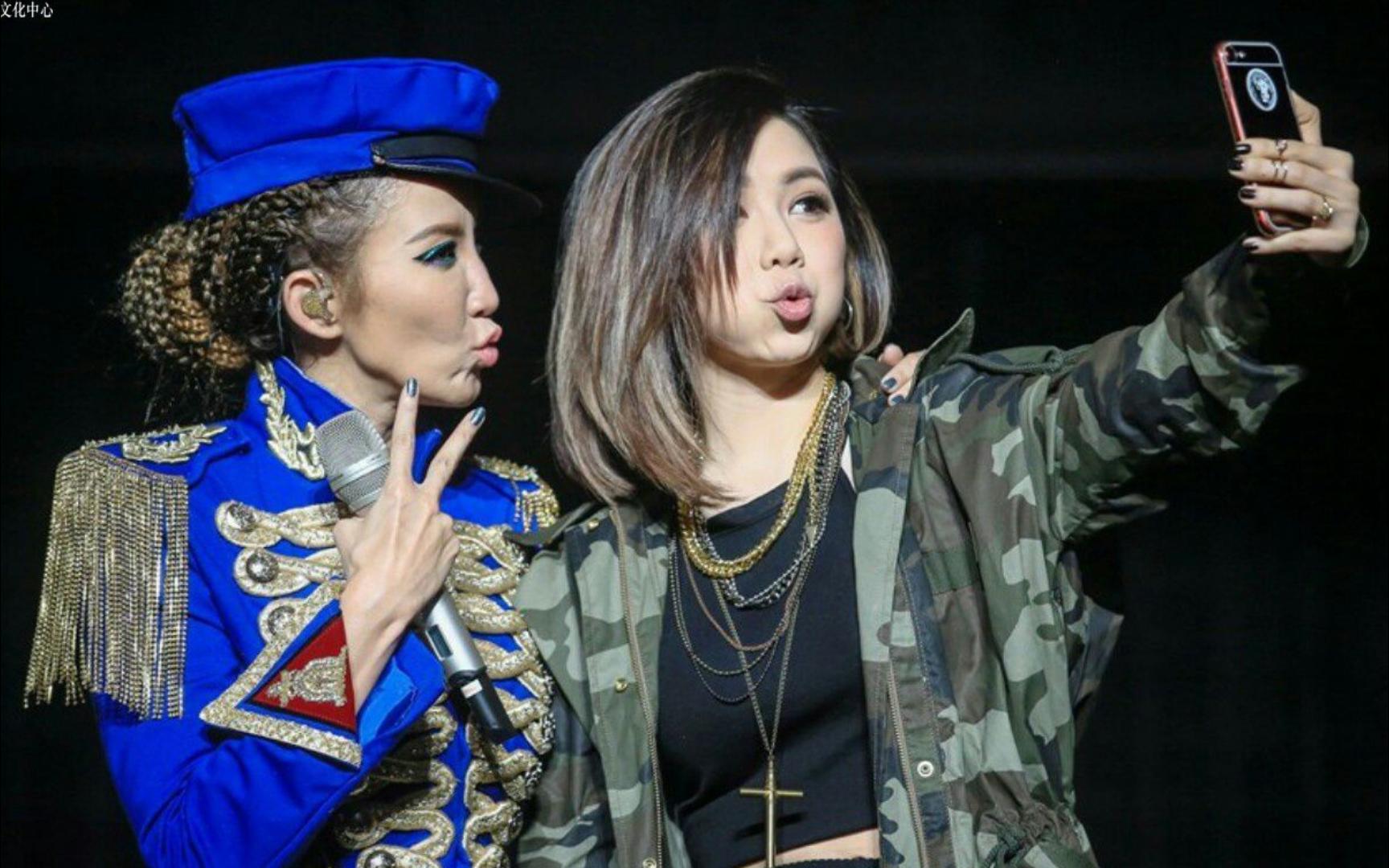 李玟和好友那英,王菲,宁静,郑秀文,邓紫棋,柯以敏的合照