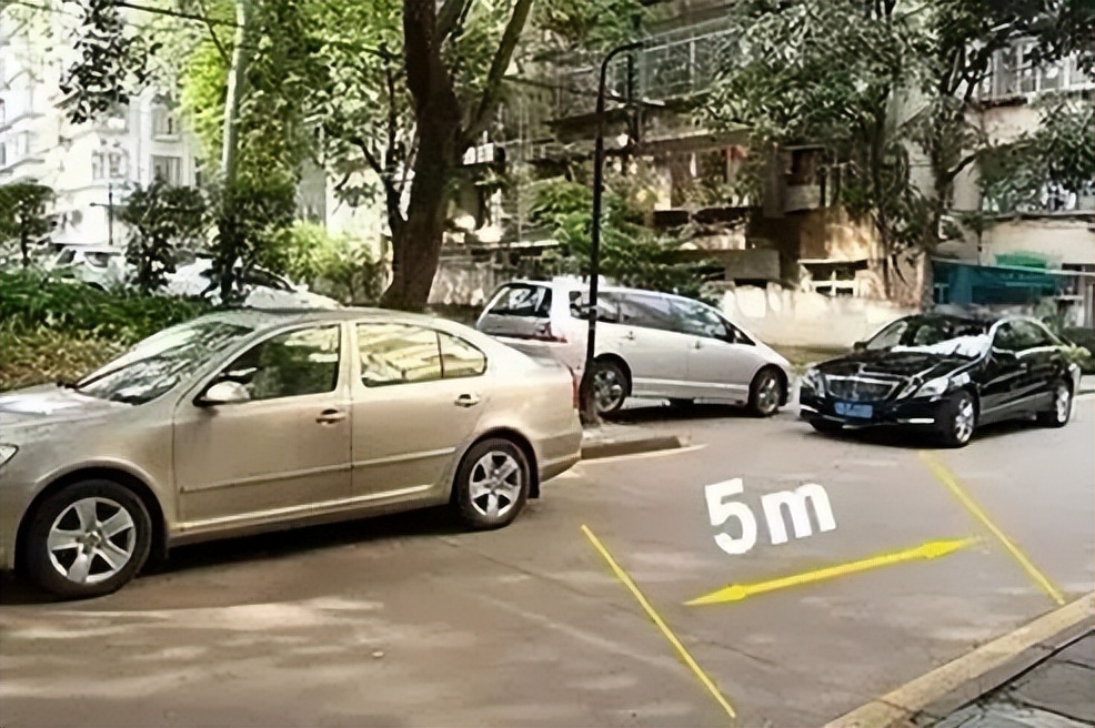 倒車時怎么判斷距離？老司機教你幾招