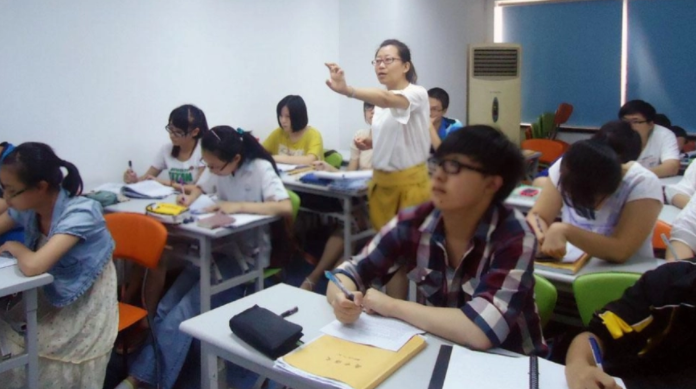 中考后要不要上初升高“銜接班”？班主任這樣說(shuō)，家長(zhǎng)：錢白花了