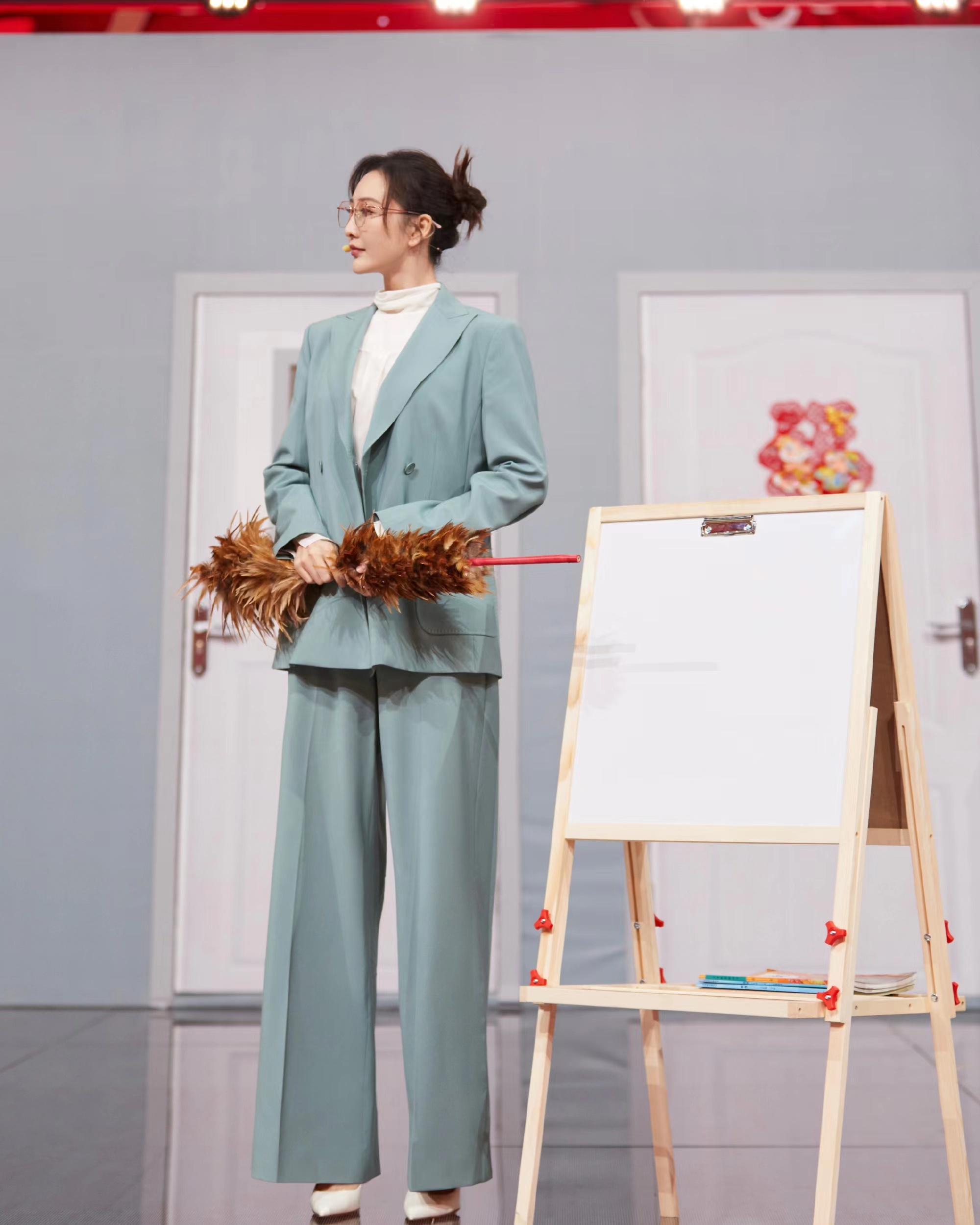 王鸥北京台春晚演小品,穿一身浅蓝色西装,精致又干练!