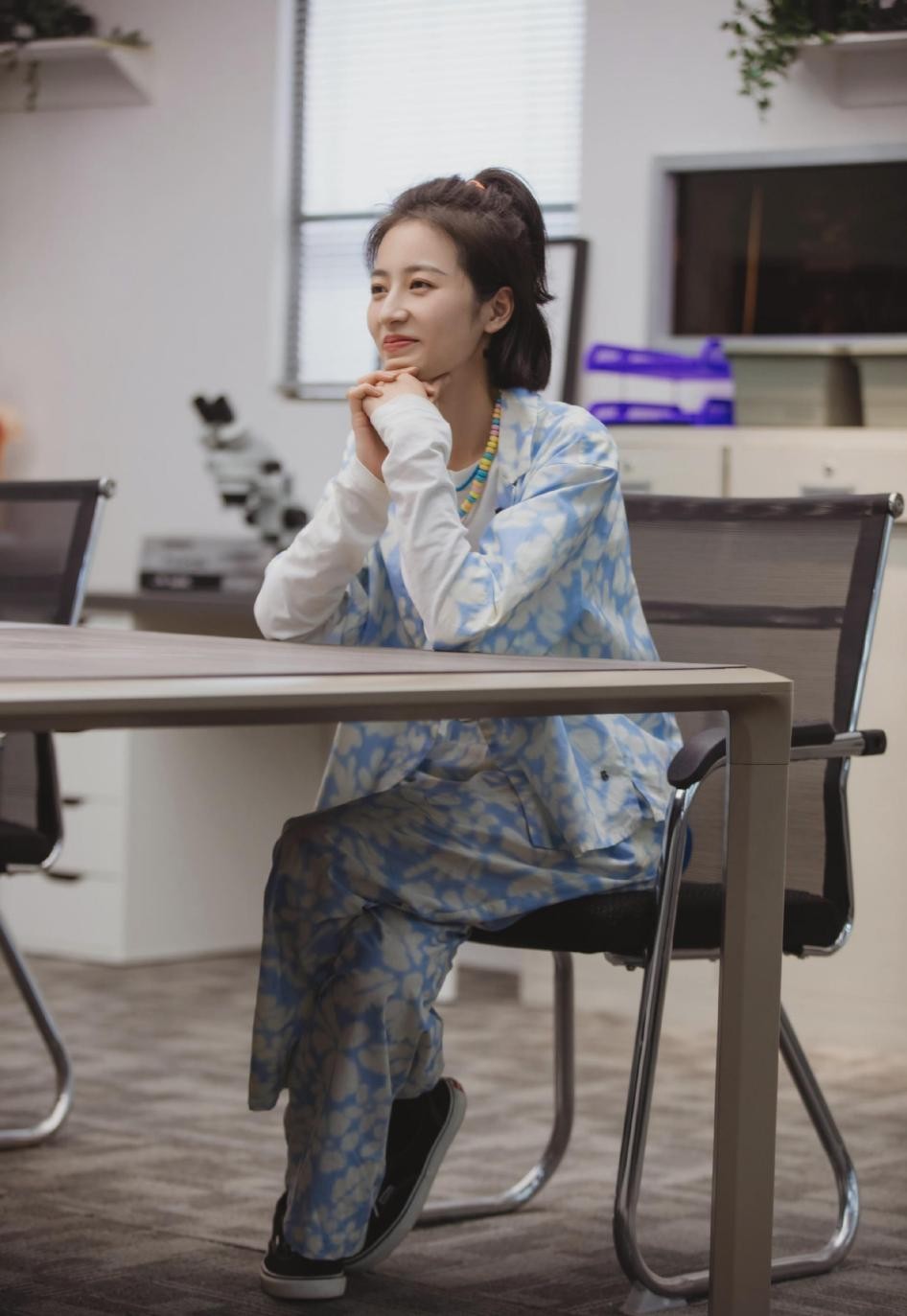 周雨彤真是个穿搭小能手，卡其色小外套配黑色连衣裙，看着真高级