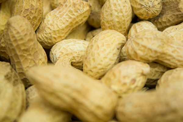 花生是“长寿果”，熟吃好还是生吃好？吃花生常见2误区，别踩坑