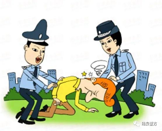陆良民警及时救助寒风中酣睡的醉酒男子