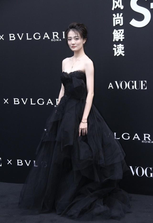 徐璐这造型很有“女仆感”，红黑纱裙走暗黑路线，但显得腿好长啊