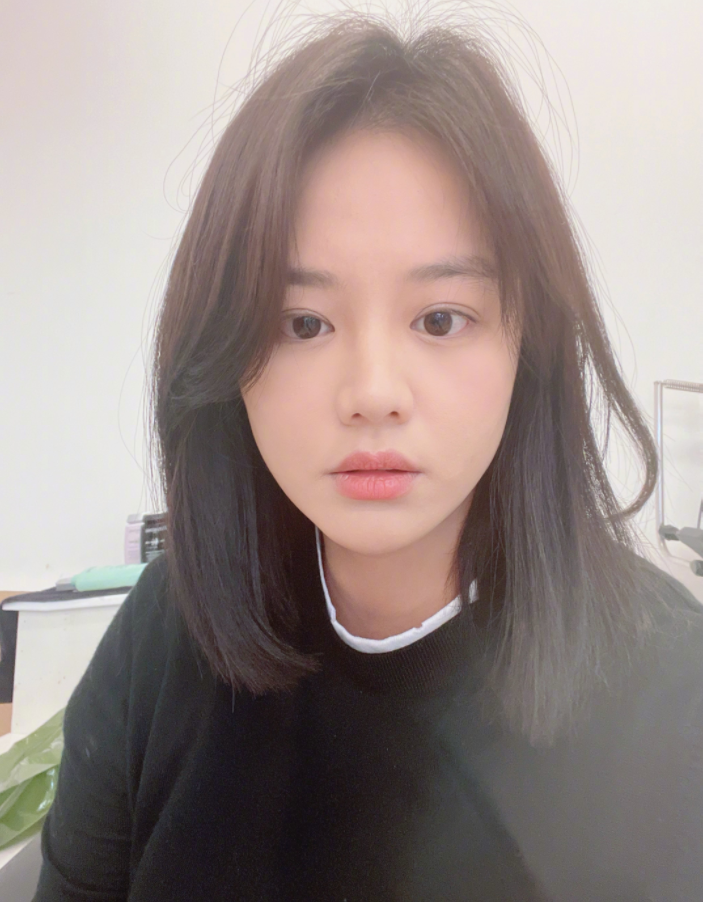 马思纯晒素颜自拍照，面色红润状态好，曾被质疑在英国待产