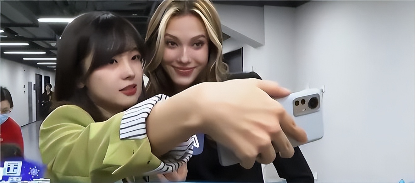 去年冬奥会结束以后,王冰冰手持小米12手机与谷爱凌等