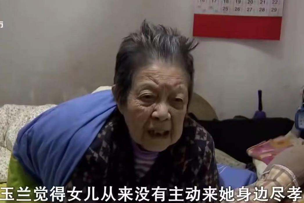 女儿伺候老妈端屎端尿，得知房子过户给了3姐妹哭泣：我想要公平