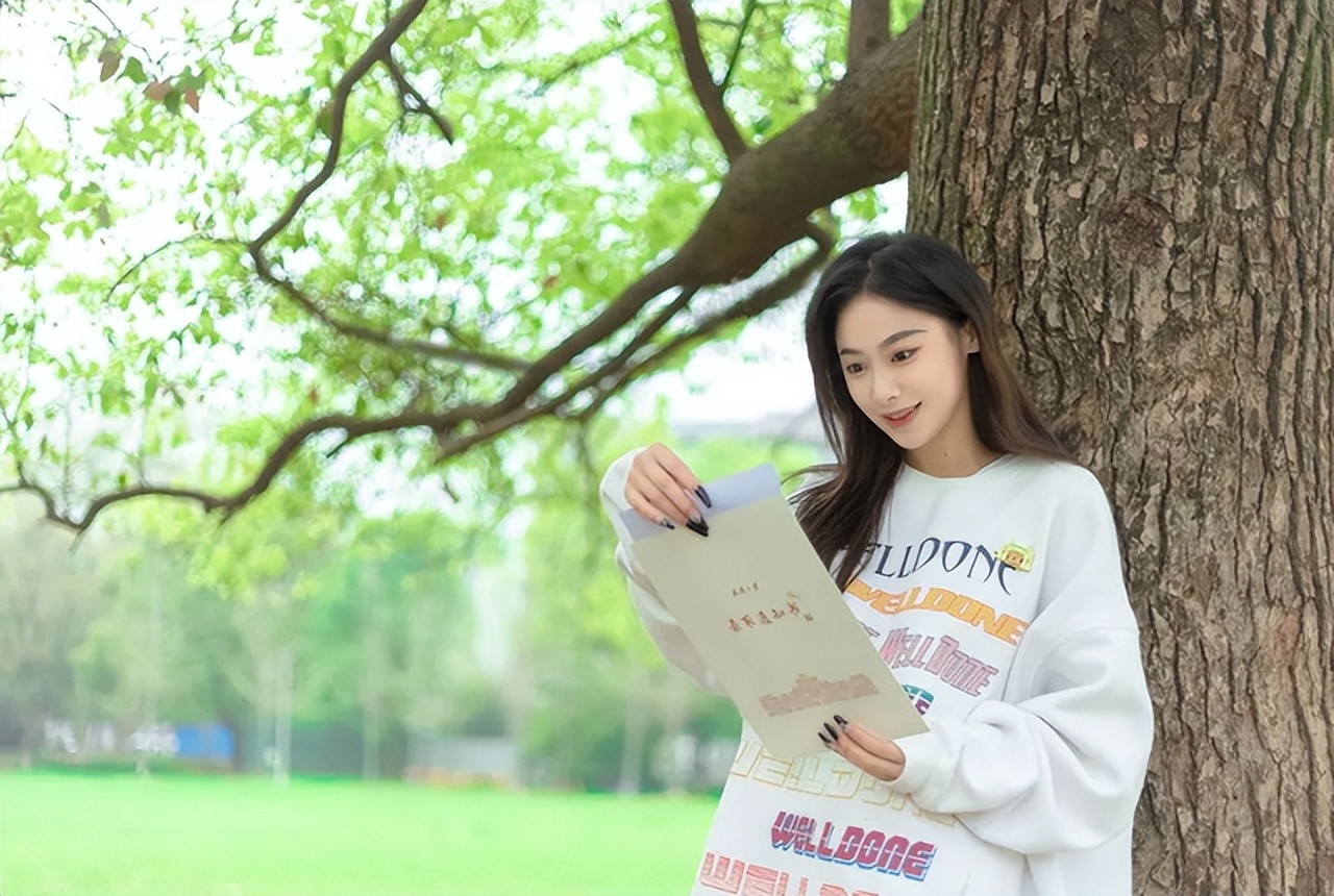 武汉大学校花火了，颜值出众，身材傲人，网友：复读百天上武大