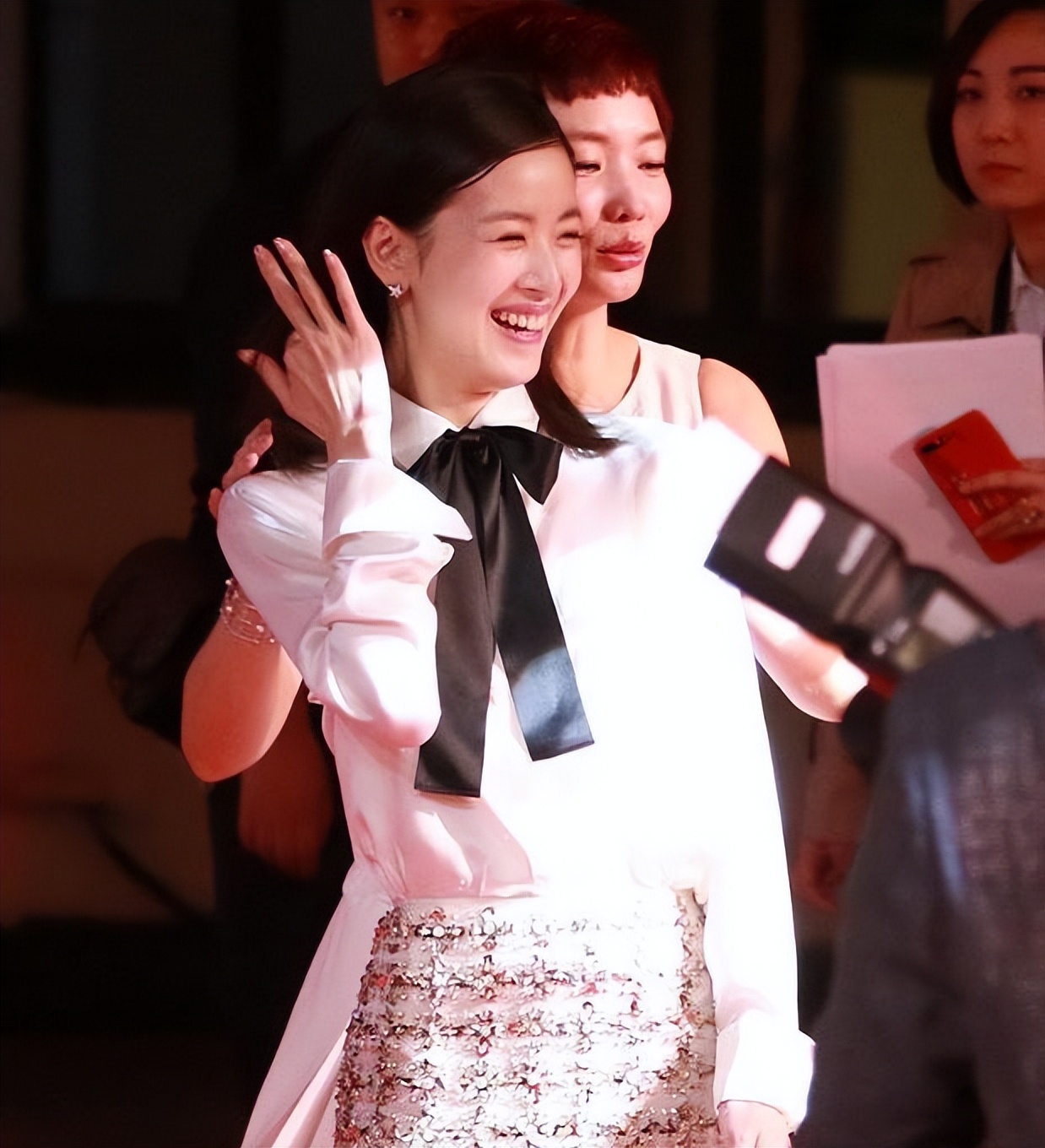 章泽天与富豪老公并肩更美了，就算穿着成熟的裙装，也仍然很稚嫩