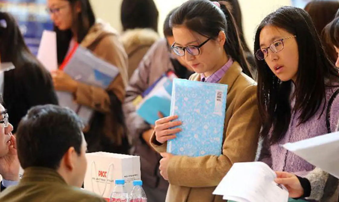 2022年毕业生就业有多难？要被卷哭了，女大学生的陈述引发共鸣