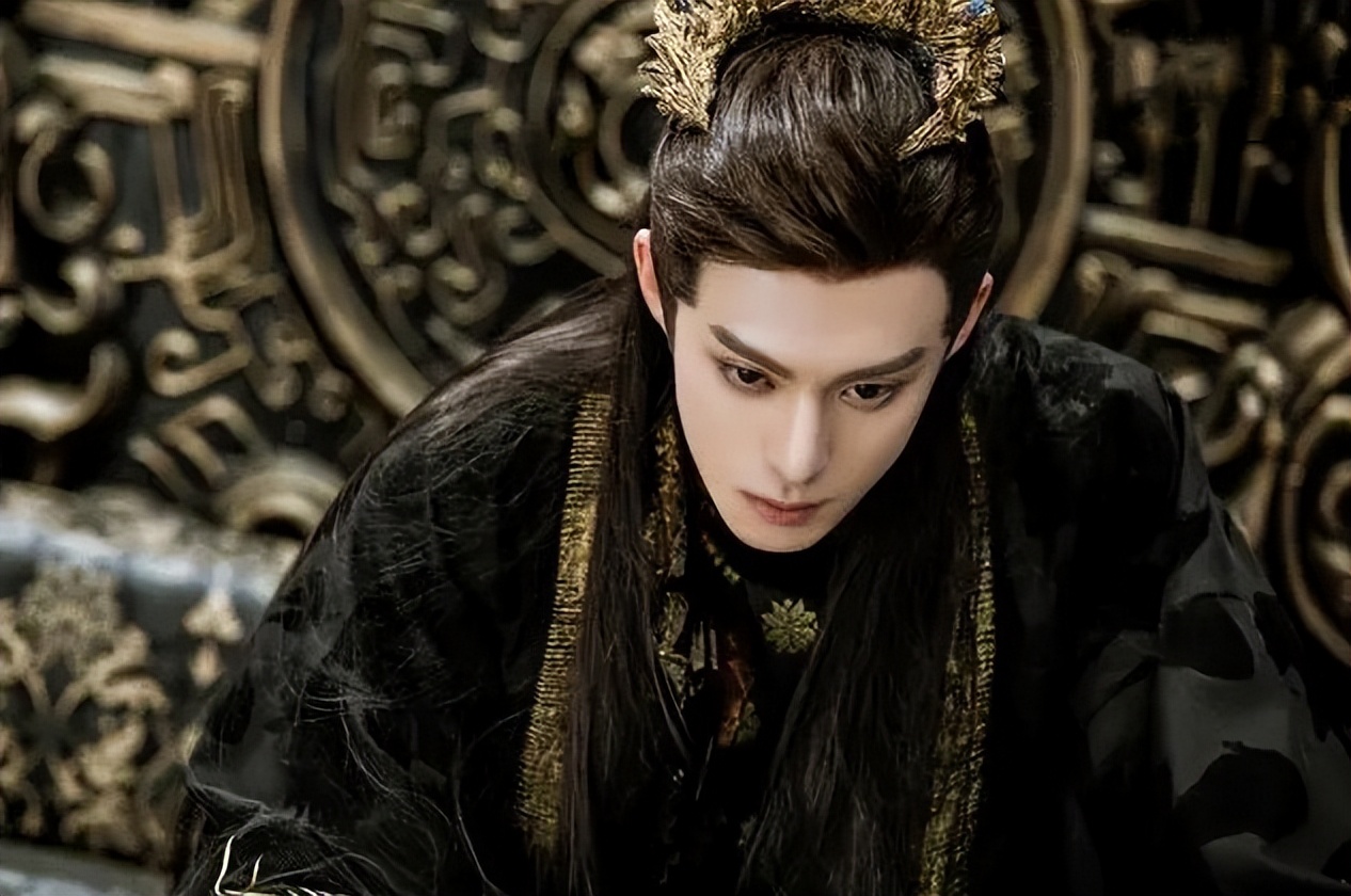 这就出现了2021年年度古装丑男——《遇龙》里的尉迟龙炎.