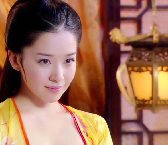 样貌出众的她被琼瑶阿姨看中,在《新还珠格格》中饰演"欣荣格格",后又