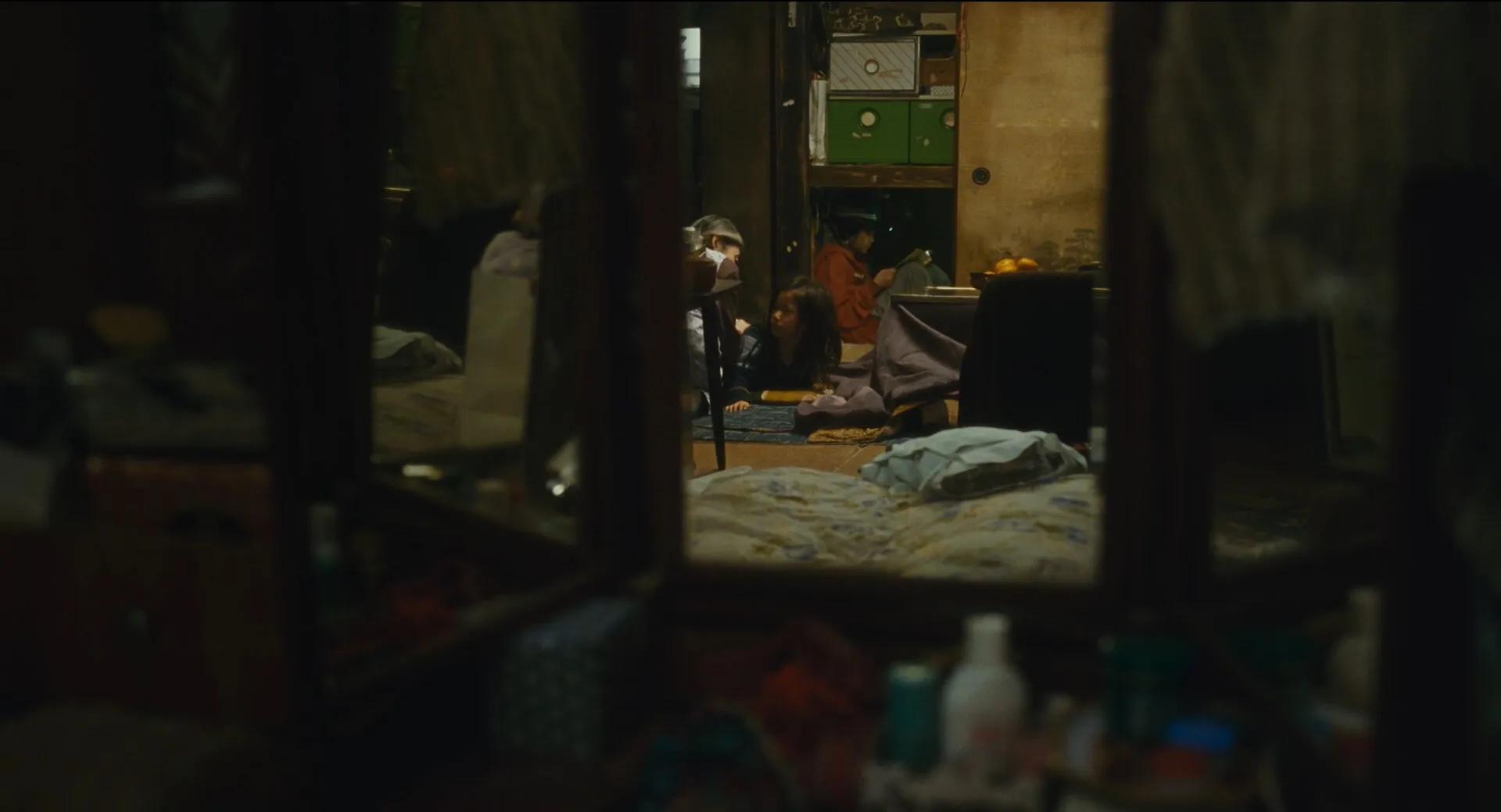 高分电影《小偷家族》，在残酷的现实里寻找一点点光亮