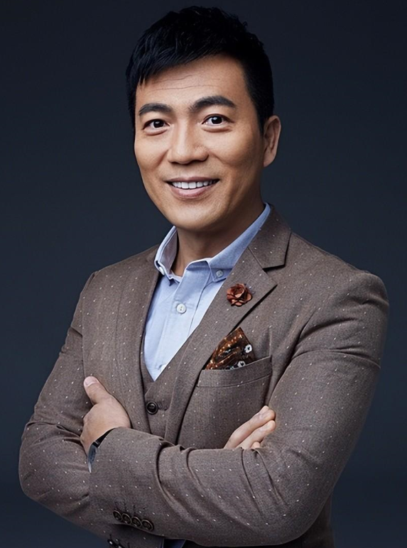 黄健翔的人物经历(足球解说一哥黄健翔:不悔离开央视,忙工作一婚破碎