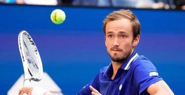 德约科维奇发球（德约两盘横扫再创纪录，冲击首冠迎来星二代强势挑战）