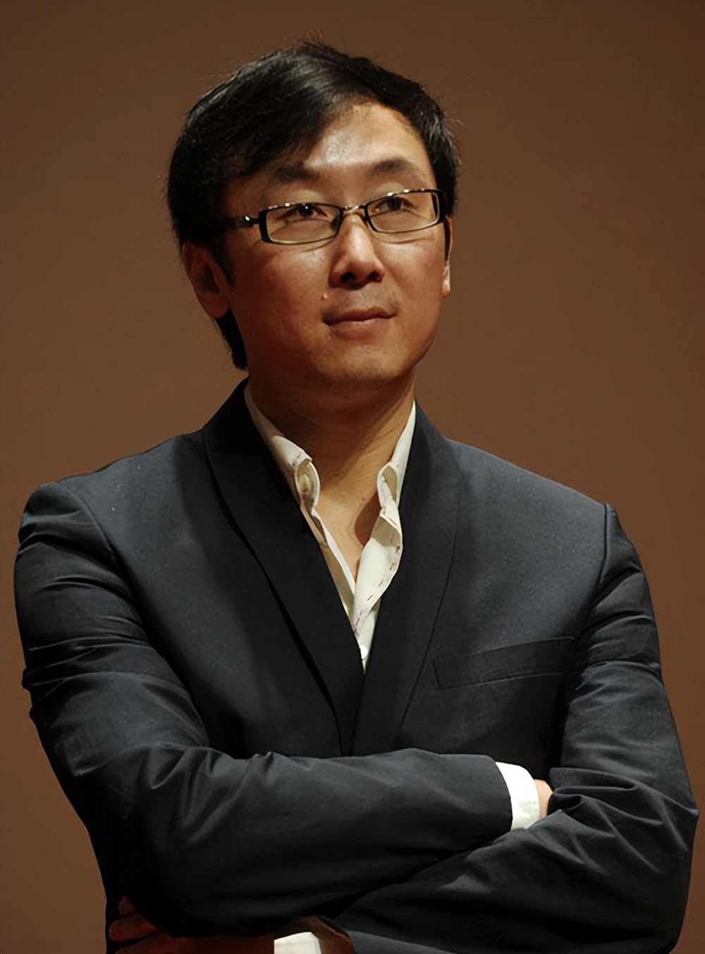 央视胡蝶:不顾一切闪婚大12岁的陆川,婚后生下一儿一女,幸福美满