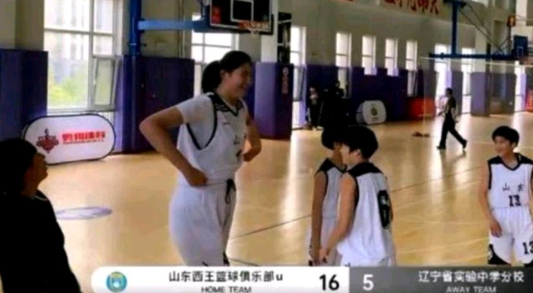 中国国家女子篮球队员整体身高(恭喜！2米26女姚明首次入选国家队 曾狂砍42分25板 未来有望挑大梁)