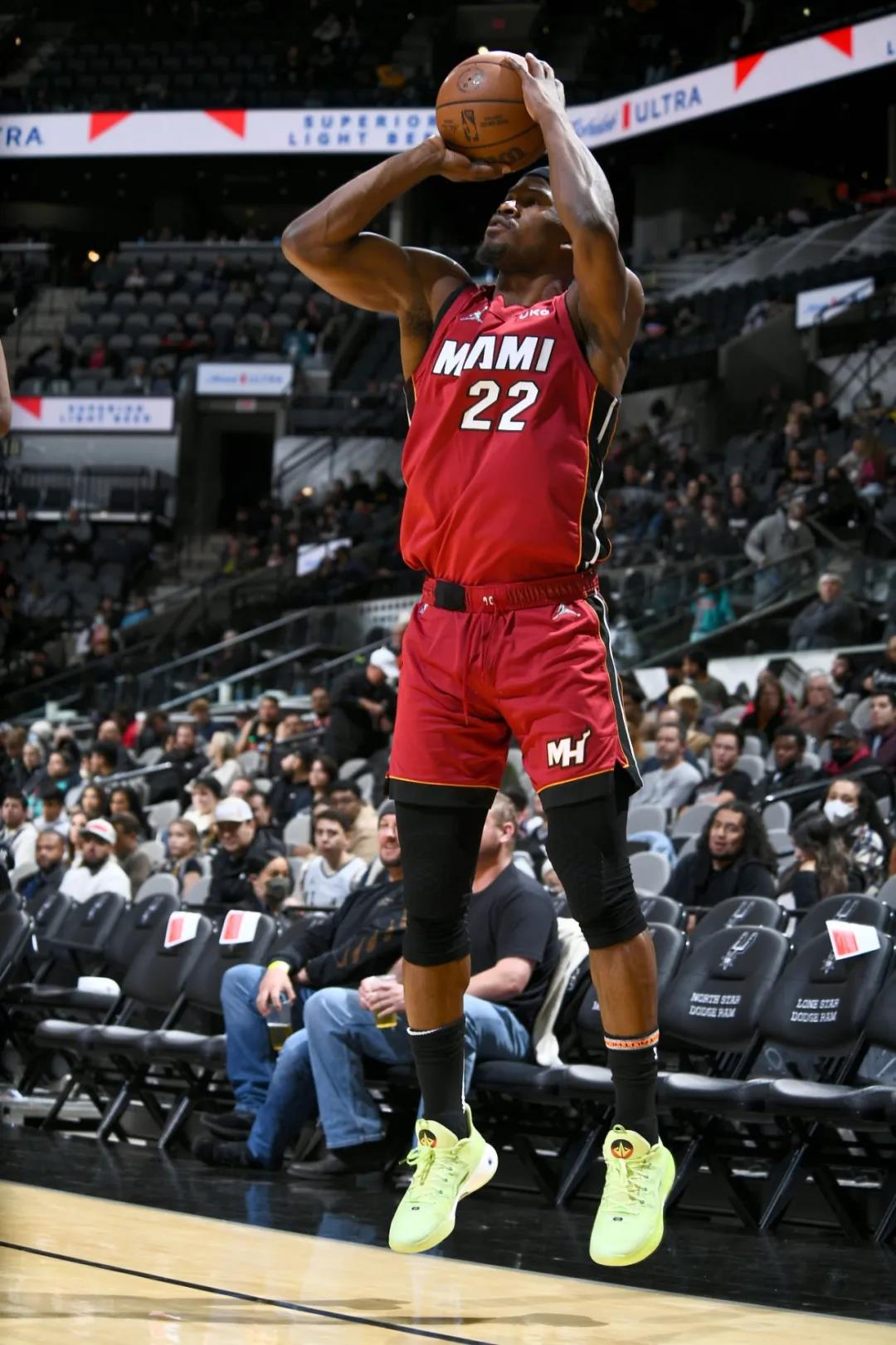 nba都有哪些突破球鞋(吉米巴特勒最爱上脚驭帅1342缓震科技篮球鞋?