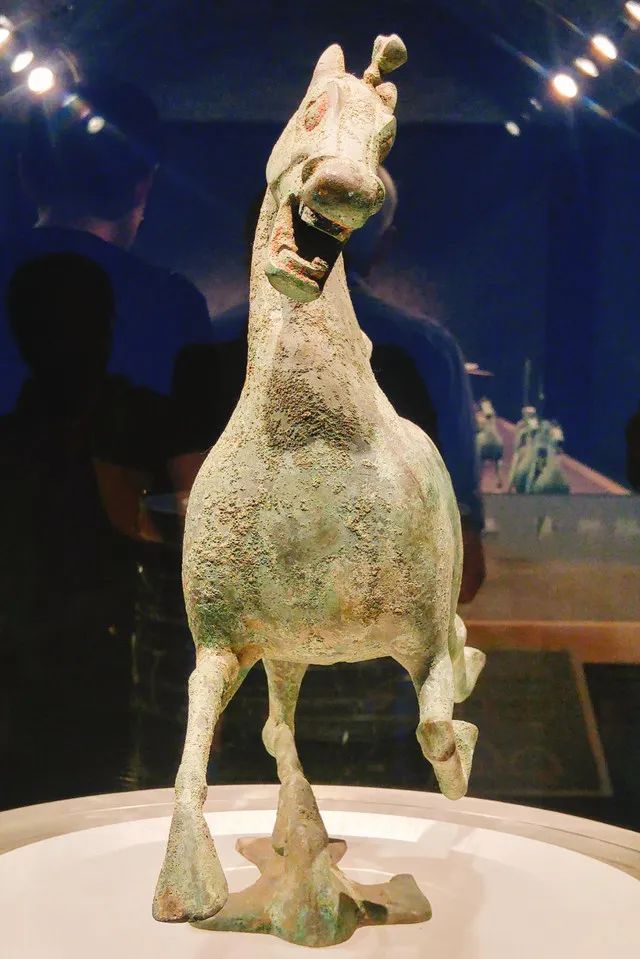 "马踏飞燕"玩偶火到卖断货!官方回应:缝纫机都踩冒烟了!