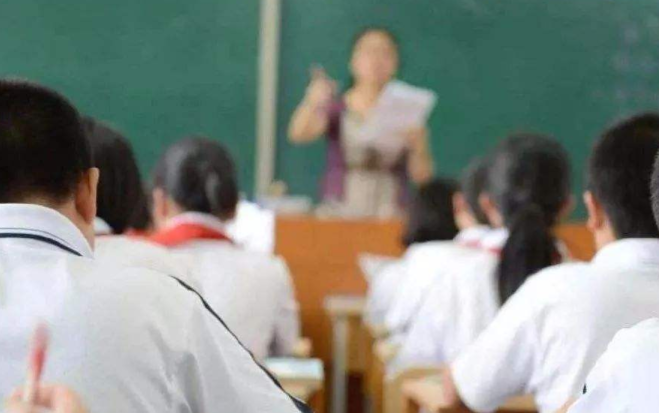 班主任突击查手机，一般人只会扔抽屉里，这波操作才是真正高手